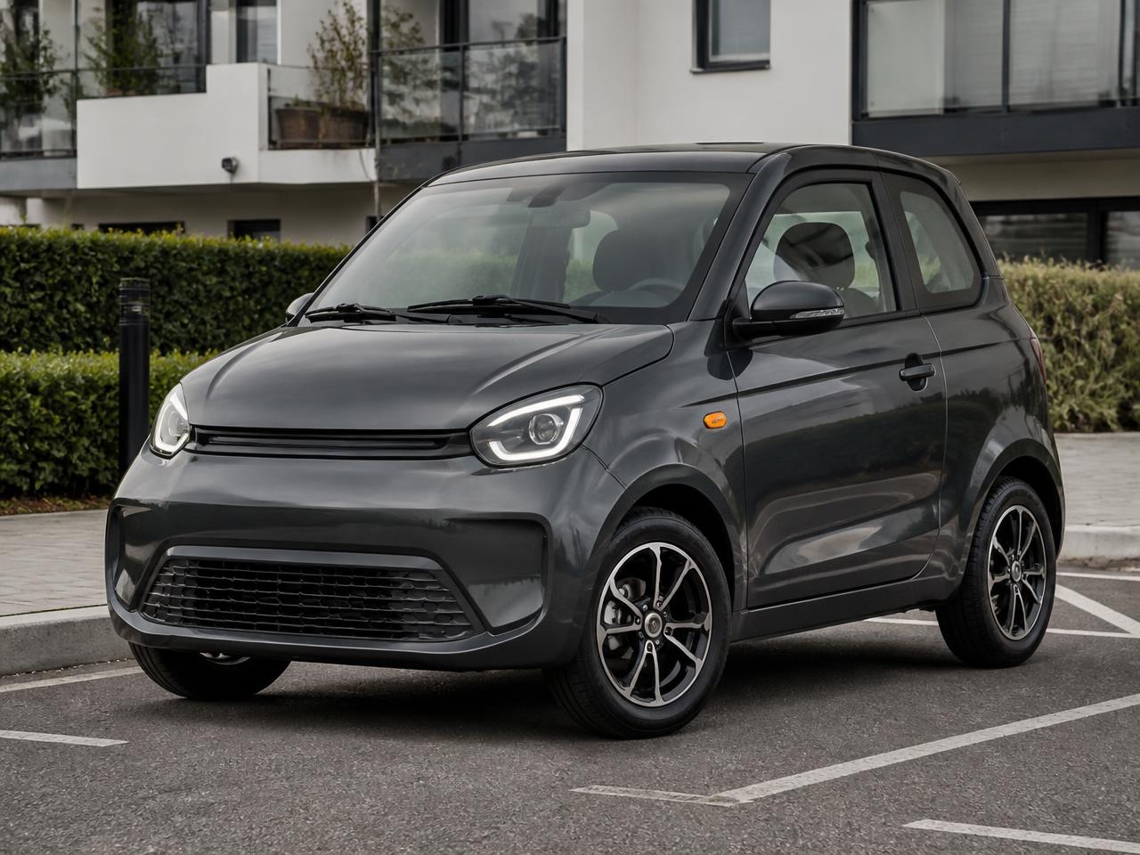 Voiture sans permis grise moderne en stationnement urbain